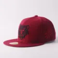 Cappellino da baseball snapback bordeaux con testa di tigre ricamata nera e segni di artigli. - Regolabile / Stile Testa di Tigre / Borgogna