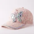 Casquette de baseball en dentelle rose avec grand papillon en strass et visière scintillante. - Réglable / Style Papillon en Strass Dentelle / Rose