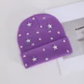 Gorro de punto morado decorado con brillantes pedrerías de estrellas y cristales. - Diamantes de Imitación de Estrella / Púrpura