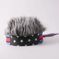 Vista detallada del sombrero de diadema de peluca novedoso con cabello gris y estrellas. - Ajustable / Estrella Negra (Peluca Gris)