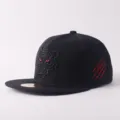 Cappellino piatto nero con testa di tigre ricamata e artigli rossi per stile streetwear alla moda. - Regolabile / Stile Testa di Tigre / Nero puro