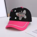 Primer plano detallado de la gorra con mariposa de diamantes, elegante diseño negro y rosa. - Ajustable / Mariposa Colorida / Negro Rosa Rojo Patchwork