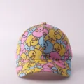 Detalle de estampado de pato de dibujos animados en gorra de béisbol con visera curva, colorido. - Ajustable / Estilo Patos Multicolores Patchwork