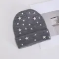Detalle de gorro de punto gris con diamantes de imitación brillantes y estrellas de invierno. - Diamantes de Imitación de Estrella / Gris