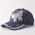 Vista detallada de gorra de béisbol de encaje azul oscuro con mariposa de estrás y visera. - Ajustable / Estilo Mariposa de Strass de Encaje / Azul marino