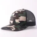 Vista de cerca de la gorra trucker de camuflaje con malla transpirable y visera curvada. - Ajustable / Camuflaje Verde Militar Malla Negra