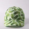 Gorra de béisbol con estampado digital de pepino, visera curva detalle de sombrero de sol. - Ajustable / Estilo Flores Pepino Verde Fondo Gris Claro
