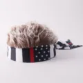 Vista detallada de un sombrero de diadema de peluca de moda con pelo sintético y cinta de bandera. - Ajustable / Tablero de Ajedrez B&N (Peluca Marrón)