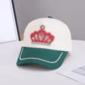 Vista detallada del adorno de corona de estrás y el borde brillante en la gorra de béisbol. - Ajustable / Corona de Diamantes de Colores / Beige y Verde