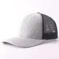Primer plano detallado de la gorra trucker gris y negra de malla con costuras transpirables. - Ajustable / Gris Claro/Malla Negra