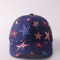 Primer plano de la gorra de béisbol azul con estampado de estrellas y visera curvada. - Ajustable / Estilo Patrón Estrellas Bandera Americana Azul