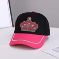 Detalle de la gorra de béisbol con corona de pedrería, piedras brillantes y visera rosa. - Ajustable / Corona de Diamantes de Colores / Negro Rosa Rojo Patchwork