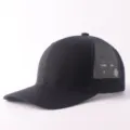 Vista detallada de la gorra de béisbol trucker negra con malla, diseño transpirante de verano. - Ajustable / Negro Puro
