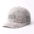 Dettaglio del berretto da baseball in velluto a coste vintage con toppe e design strappato. - Regolabile / Stile Velluto a Coste Patchwork Ala Corta / Khaki chiaro