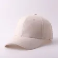 Effen katoenen honkbalpet close-up, met een gestructureerde harde rand in beige kleur. - Verstelbaar / Harde Top Effen / Beige