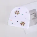 Gorro de punto blanco para mujer con brillantes motivos de flores de pedrería de colores - Strass de Colores Flor de Seis Pétalos / Blanco