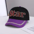 Vista detallada de la gorra de béisbol negra y morada con diamantes de imitación y Star. - Ajustable / STAR de Diamantes de Colores / Patchwork Negro y Púrpura
