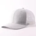 Primer plano de gorra trucker de malla gris y blanca, panel trasero transpirable y frontal. - Ajustable / Gris Claro/Malla Blanca