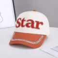 Primer plano detallado de la gorra de béisbol con estrella de diamantes de imitación. - Ajustable / STAR de Diamantes de Colores / Contraste Beige Marrón