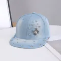 Gorra de béisbol de mezclilla con visera plana, tachuelas y colgante de araña estilo urbano. - Ajustable / Motivo de Araña / Azul claro