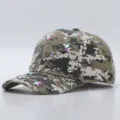 Dettaglio del berretto mimetico con strass brillanti e stelle di cristallo colorate. - Regolabile / Mimetico Grigio Verde Gradiente Strass