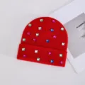 Vista detallada del elegante gorro de punto rojo decorado con pedrería cuadrada de colores. - Strass Cuadrados de Colores / Rojo