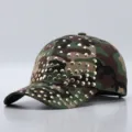 Gedetailleerd uitzicht op de camouflage baseballpet met verspreide metalen klinknagels. - Verstelbaar / Legergroen Camo - Ronde Klinknagels