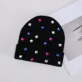 Vista detallada de gorro de punto negro decorado con brillantes cuadrados multicolores. - Strass Cuadrados de Colores / Negro