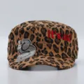 Vue de détail de la casquette plate imprimé léopard, broderie tendance et strass brillants. - Réglable / Camouflage Léopard