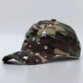 Primo piano dettagliato degli strass scintillanti e delle borchie a stella sul cappellino. - Regolabile / Mimetico Verde Militare Gradiente Strass