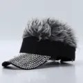 Gorra visera peluca puntiaguda de diamantes de imitación, sombrero de sol brillante con pelo gris. - Ajustable / Strass Plata Peluca Gris