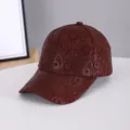 Gedetailleerd uitzicht op de donkerrode suède baseballpet met paisley print en klep. - Verstelbaar / Honkbalpet (BQ506) / Donkerbruin
