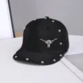 Gorra plana de mezclilla negra con cabeza de toro de metal y detalles de remaches. - Ajustable / Motivo de Cuerno de Buey / Negro