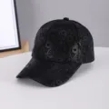 Zwarte suède baseballpet met zilveren paisley print, gebogen klep, stijlvol streetwear hoofddeksel. - Verstelbaar / Honkbalpet (BQ506) / Zwart