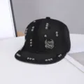 Gorra snapback de mezclilla negra con tachuelas metálicas y detalle de águila para mujer. - Ajustable / Motivo de Ala de Águila / Negro