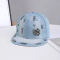 Gorra de béisbol de ala plana de denim azul claro con tachuelas metálicas para mujer. - Ajustable / Motivo de Ala de Águila / Azul claro