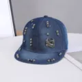 Moderna gorra de béisbol plana de denim con tachuelas metálicas y emblema de alas. - Ajustable / Motivo de Ala de Águila / Azul Denim