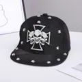 Gorra de béisbol plana de denim negro con remaches de calavera de metal y cruz bordada. - Ajustable / Motivo de Cruz de Calavera / Negro