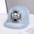 Gorra de béisbol snapback de mezclilla azul claro con parche de cruz de calavera y tachuelas. - Ajustable / Motivo de Cruz de Calavera / Azul claro