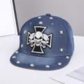 Gorra de béisbol de mezclilla con visera plana, bordado de cruz y tachuelas de calavera. - Ajustable / Motivo de Cruz de Calavera / Azul Denim