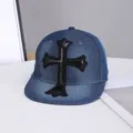 Gorra de béisbol de ala plana de denim azul para mujer, sombrero con parche de cuero. - Ajustable / Motivo de Cruz de Cuero / Azul Denim