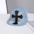 Gorra de béisbol de mezclilla azul claro con parche de cruz negra, visera plana streetwear. - Ajustable / Motivo de Cruz de Cuero / Azul claro