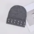 Gorro de punto gris para mujer, elegantemente decorado con pedrería brillante en el borde. - Strass Simple de Doble Fila / Gris