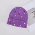 Mujer invierno cálido gorro de punto con pedrería cuadrada colorida moda púrpura gorro de strass. - Strass Cuadrados de Colores / Púrpura