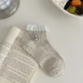 Chaussettes courtes grises mignonnes avec poignets rayés et adorable broderie d'ours au quotidien. - Ours Gris