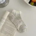 Chaussettes courtes rayées gris et blanc, chaussettes décontractées style japonais. - Gris Rayé