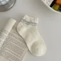 Chaussettes courtes décontractées pour femmes crème rayées grises style quotidien - Bords-côtes en dentelle (1 paire)