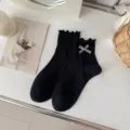 Süße schwarze Damensocken mit Karoschleife und verspieltem Rüschenrand für den Alltagslook. - Einheitsgröße / Schwarz