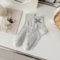 Graue Damen Mittelsocken mit Rüschenrand und süßer Karo-Schleife für tägliche Outfits. - Einheitsgröße / Hellgrau