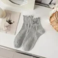 Graue Socken mit Rüschenbündchen und kariertem Schleifendetail im süßen College-Stil. - Einheitsgröße / Dunkelgrau